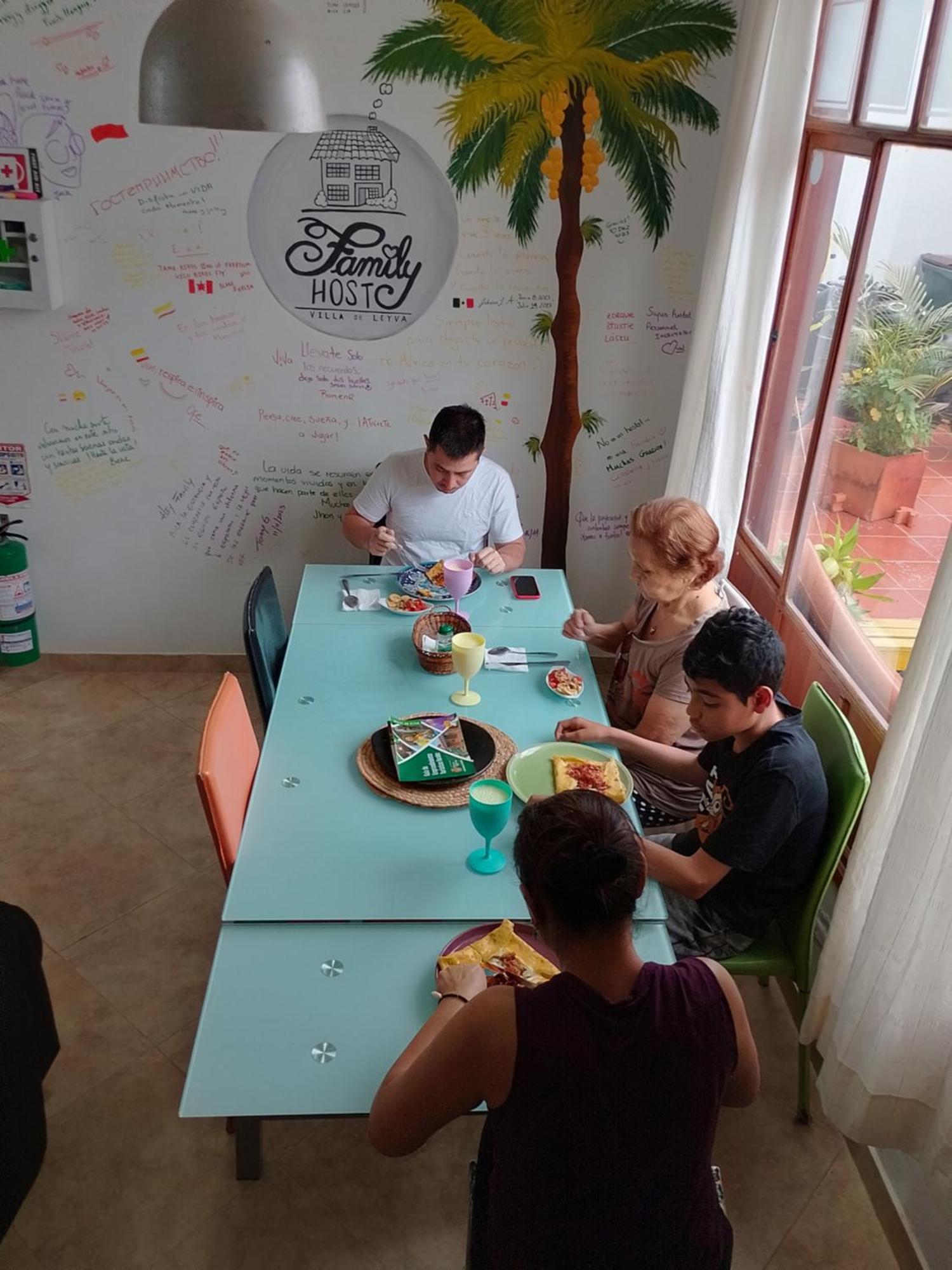 Family Host Hostel 莱瓦镇 外观 照片